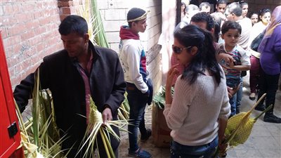 بالصور.. انتشار باعة السعف بمحيط السبع كنائس بمصر القديمة