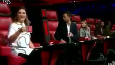 رد فعل فنان تركي لحظة عطس فتاة في The Voice (فيديو)