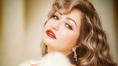 ليلى علوي تسافر إلى فرنسا لقضاء إجازة مع نجلها