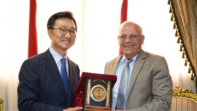 محافظ بورسعيد يلتقي السفير الكوري الجديد (صور)