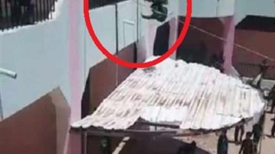 لحظة رمي مدير مدرسة طلاب مشاغبين من الطابق الثاني (صور)