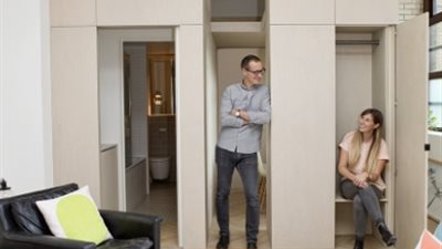 مهندسان يصممان شقة 60 مترا تتسع لسبع غرف (فيديو وصور)