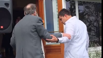 رجل يجبر حضور حفل زفاف ابنته على البكاء (فيديو)