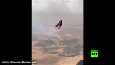 ولي عهد دبي يطير في سماء المدينة متشبها بالرجل الحديدي (فيديو)