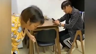 مقلب شاب في والدته يثير جنونها (فيديو)