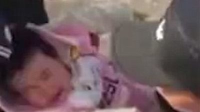 بالفيديو والصور.. امرأة تهدد بالانتحار بصحبة طفلها من أعلى مبنى مرتفع