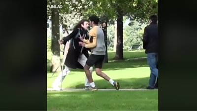 مقلب يثير حيرة المارة ويصيبهم بالذهول (فيديو)