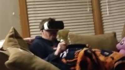 بالفيديو.. رد فعل شاب يرتدي نظارة العالم الافتراضي لأول مرة