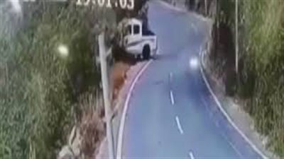 لقطات مروعة للحظة انقلاب سيارة من فوق جبل بالسعودية (فيديو)