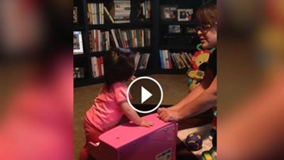 بالفيديو.. رضيعة تتشاجر مع والدتها بطريقة مضحكة