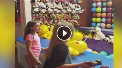 بالفيديو.. فتاة تلقن عاملا ضربة قوية بسبب لعبة