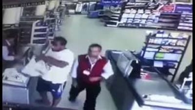 بالفيديو.. لحظة سرقة هاتف متسوق في مترو ماركت