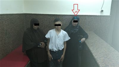 بالصور.. القبض على سيدة بصحبتها معاق تتسول به