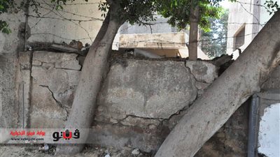 بالصور.. طلاء سور مدرسة بالهرم لإخفاء كارثة تهدد حياة التلاميذ