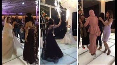 بالفيديو.. رقصة مجنونة لعروس وصديقتها بالألعاب النارية