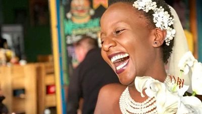 طالبة تتزوج نفسها لتتخلص من إلحاح والديها (صور)