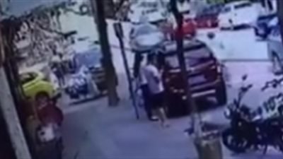 رجل يركل فتاة ويصفعها بالطريق دون سبب (فيديو)