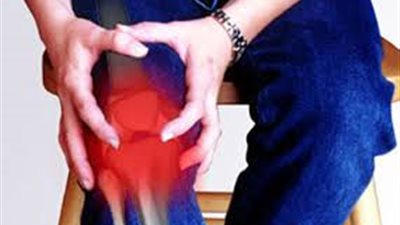 أسباب الإصابة بخشونة الركبة وطرق العلاج
