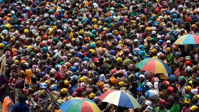 في اليوم العالمي للسكان.. «الأمم المتحدة» تحذر من نقص المياه في 2025.. نفاد كميات كبيرة من الطعام بحلول 2050.. تعرض مصادر الطاقة غير المتجددة للخطر.. والازدحام يتسبب في انتشار الأمراض والأوب