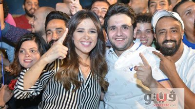 ياسمين عبدالعزيز ومصطفى خاطر يحتفلان بانتهاء تصوير «هربانة منها»