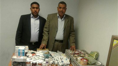 ضبط ألمانية حاولت تهريب أدوية داخل الأحذية بمطار الغردقة (صور)