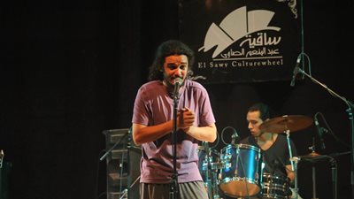 بالصور..سرور يبدع بسهرة غنائية في «ساقية الصاوى»