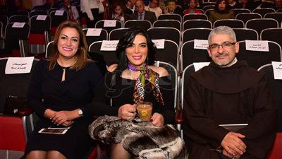 مجدي كامل وحورية فرغلي أول الحضور في ختام المهرجان الكاثوليكي