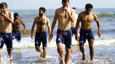 المصري يخوض مرانه على شاطئ بورسعيد (صور)