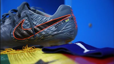 لمسة وفاء.. أندريه أيوا يضع اسم عبيدي بيليه على حذائه