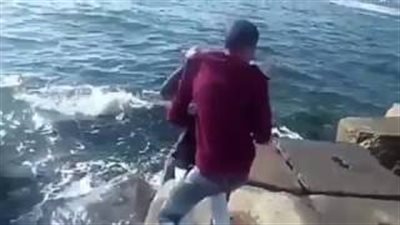 بالفيديو.. لحظة انزلاق شاب وفتاة من أعلى الصخور في البحر بالإسكندرية