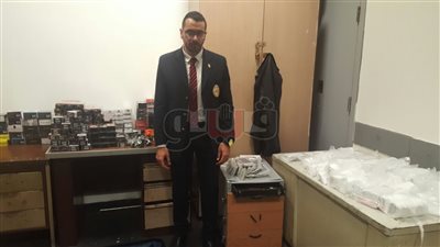 ضبط راكبين حاولا تهريب هواتف محمولة بمطار القاهرة (صور)