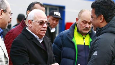 محافظ بورسعيد يساند النادي المصري خلال مرانه (صور)