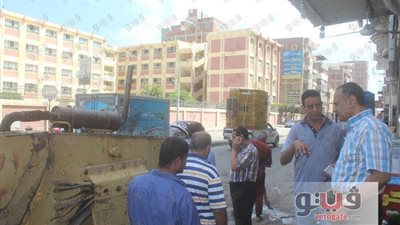 بالصور.. رئيس مدينة دسوق يتابع أعمال ترميم شارع الشركات