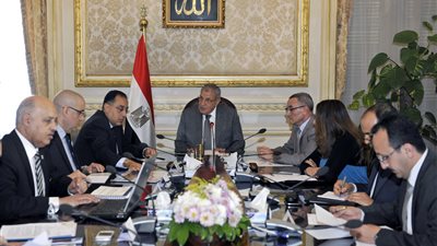 وزير الإسكان يستعرض لـ«محلب» متابعة مشروع استصلاح وتنمية المليون فدان