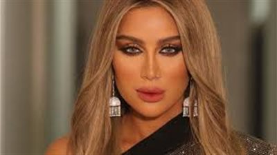 وصلة رقص مثيرة لـ مايا دياب في الشارع (فيديو)