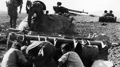 محلل إسرائيل يكتب: دهاء السادات هزم المخابرات الإسرائيلية فى حرب 73.. جولدا مائير رفضت توجيه الضربة الأولى خوفا من كسينجر.. عنصر المفاجأة حقق لمصر وسوريا إنجازا لا يستهان به قبل 24 أكتوبر