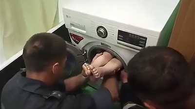 بالفيديو.. لعبة «الاستغماية» تتسبب في حشر طفل داخل غسالة أتوماتيك