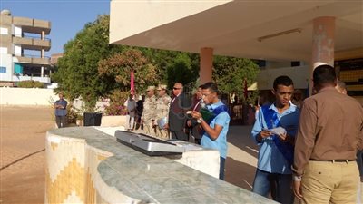 محافظ الوادي الجديد يشهد توزيع الزى بإحدى المدارس العسكرية