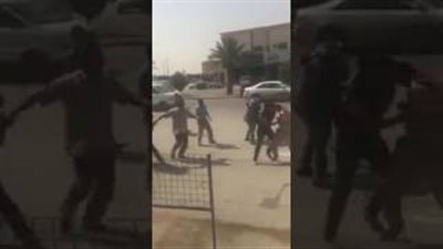 بالفيديو.. مشاجرة طاحنة بين عمال يمنيين في الرياض