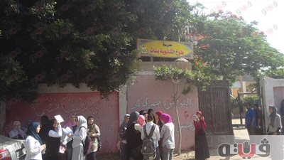 بالصور.. قلق وترقب بين الطلاب أمام لجان الامتحانات بالقليوبية