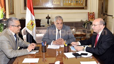 «محلب» يناقش خطة تطوير معهد تيودور بلهارس للأبحاث الطبية