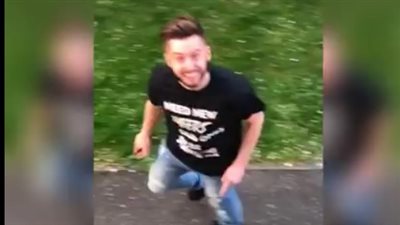 بالفيديو.. قدرات شاب على التقاط الهواتف تنتهي بشكل مروع