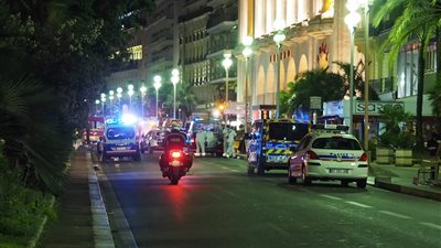 بالفيديو.. فرنسا تتشح بالسواد حدادًا على ضحايا حادث «نيس» الإرهابي.. إعلان حالة الطوارئ بعد مقتل 84 فرنسيًا وإصابة العشرات.. نشر قوات الاحتياط لتأمين المدنيين.. وهولاند: حربنا ضد الإرهاب مست