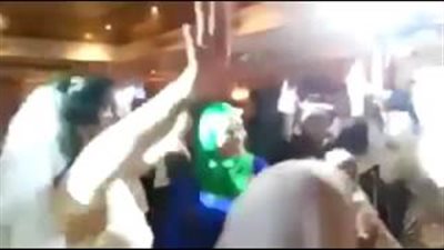 بالفيديو.. عروس وصديقاتها يشعلن حفل الزفاف برقصة مشتركة
