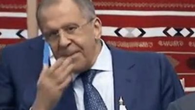 بالفيديو.. الخارجية الروسية تغازل متابعيها في فيس بوك بقبلة من لافروف