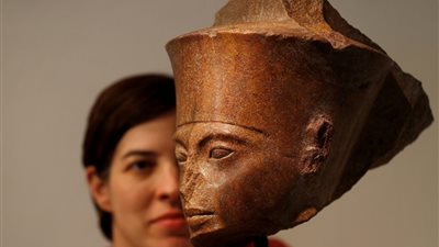 محامي يفجر مفاجأة في بيع تمثال توت عنخ آمون: المزاد قانوني