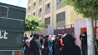 بالفيديو والصور.. قلق أولياء الأمور أمام لجان الامتحانات بالدقهلية