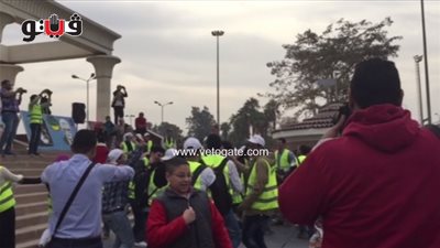 وصلة رقص للشباب المتطوع في معرض الكتاب على أنغام «لاء لاء» (فيديو)