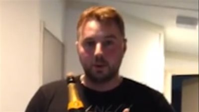 بالفيديو والصور.. إصابة رجل في رقبته بسبب زجاجة شمبانيا