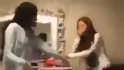 بالفيديو.. ضحكة فتاة تشعل «فيس بوك»